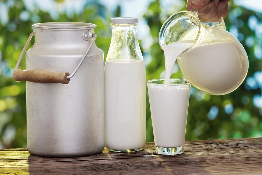 Sữa bò không nên đựng trong các chai, thùng nhựa
